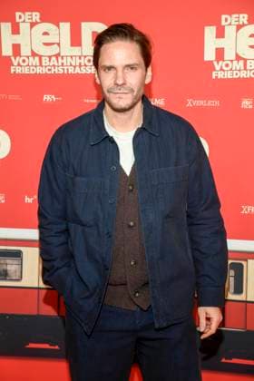 ABBberlin: Daniel Brühl Bruehl Schauspieler zu Gast auf dem roten Teppich bei der Kino Weltpremiere des Films DER HELD VOM BAHNHOF FRIEDRICHSTRASSE im Delphi Filmpalast Berlin am 02.12.2025 Berlin Deutschland
