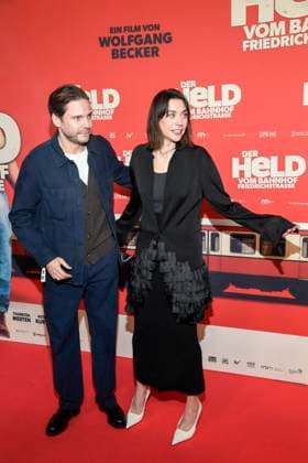 ABBberlin: Daniel Brühl Bruehl Christiane Paul Schauspieler zu Gast auf dem roten Teppich bei der Kino Weltpremiere des Films DER HELD VOM BAHNHOF FRIEDRICHSTRASSE im Delphi Filmpalast Berlin am 02.12.2025 Berlin Deutschland