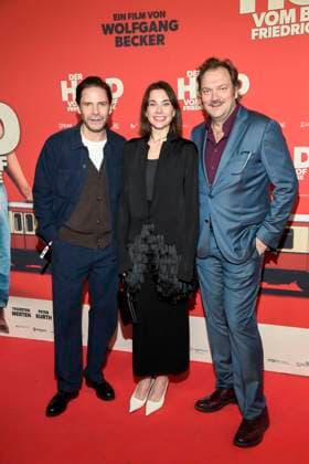 ABBberlin: Daniel Brühl Bruehl Christiane Paul und Charly Hübner Huebner Schauspieler zu Gast auf dem roten Teppich bei der Kino Weltpremiere des Films DER HELD VOM BAHNHOF FRIEDRICHSTRASSE im Delphi Filmpalast Berlin am 02.12.2025 Berlin Deutschland