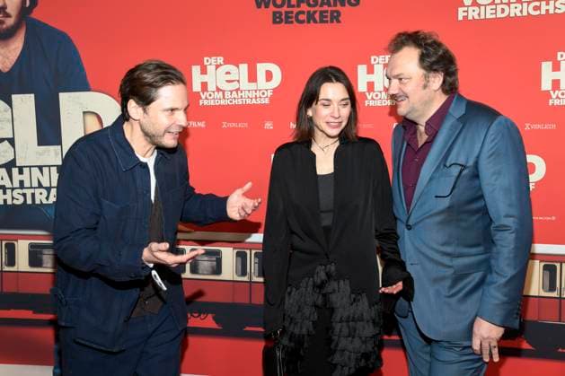 ABBberlin: Daniel Brühl Bruehl Christiane Paul und Charly Hübner Huebner Schauspieler zu Gast auf dem roten Teppich bei der Kino Weltpremiere des Films DER HELD VOM BAHNHOF FRIEDRICHSTRASSE im Delphi Filmpalast Berlin am 02.12.2025 Berlin Deutschland