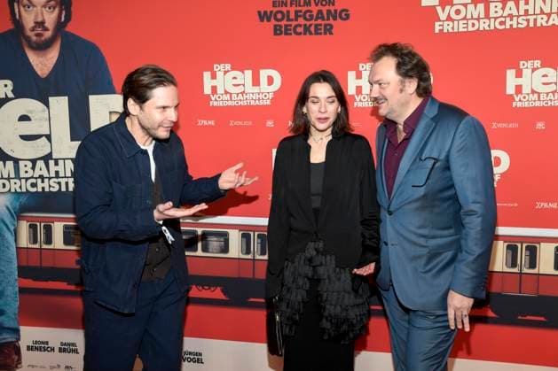 ABBberlin: Daniel Brühl Bruehl Christiane Paul und Charly Hübner Huebner Schauspieler zu Gast auf dem roten Teppich bei der Kino Weltpremiere des Films DER HELD VOM BAHNHOF FRIEDRICHSTRASSE im Delphi Filmpalast Berlin am 02.12.2025 Berlin Deutschland
