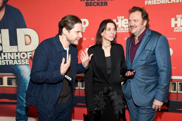 ABBberlin: Daniel Brühl Bruehl Christiane Paul und Charly Hübner Huebner Schauspieler zu Gast auf dem roten Teppich bei der Kino Weltpremiere des Films DER HELD VOM BAHNHOF FRIEDRICHSTRASSE im Delphi Filmpalast Berlin am 02.12.2025 Berlin Deutschland