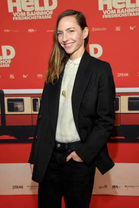 ABBberlin: Katharina Schüttler Schuettler Schauspielerin zu Gast auf dem roten Teppich bei der Kino Weltpremiere des Films DER HELD VOM BAHNHOF FRIEDRICHSTRASSE im Delphi Filmpalast Berlin am 02.12.2025 Berlin Deutschland