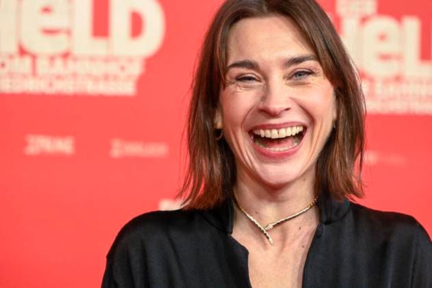 ABBberlin: Christiane Paul Schauspielerin zu Gast auf dem roten Teppich bei der Kino Weltpremiere des Films DER HELD VOM BAHNHOF FRIEDRICHSTRASSE im Delphi Filmpalast Berlin am 02.12.2025 Berlin Deutschland