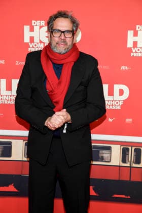 ABBberlin: Achim von Borries zu Gast auf dem rioten Teppich bei der Kino Weltpremiere des Films DER HELD VOM BAHNHOF FRIEDRICHSTRASSE im Delphi Filmpalast Berlin am 02.12.2025 Berlin Deutschland