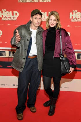 ABBberlin: Hendrik Duryn und Rike Schmid Schauspieler zu Gast auf dem rioten Teppich bei der Kino Weltpremiere des Films DER HELD VOM BAHNHOF FRIEDRICHSTRASSE im Delphi Filmpalast Berlin am 02.12.2025 Berlin Deutschland