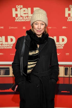 ABBberlin: Jenny Schily mit Muetze zu Gast auf dem rioten Teppich bei der Kino Weltpremiere des Films DER HELD VOM BAHNHOF FRIEDRICHSTRASSE im Delphi Filmpalast Berlin am 02.12.2025 Berlin Deutschland