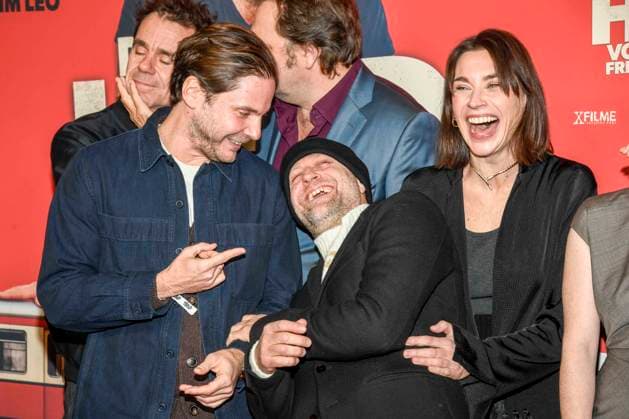 ABBberlin: Tom Tykwer, Daniel Bruehl, Charly Huebner, Juergen Vogel und Christiane Paul zu Gast auf dem roten Teppich bei der Kino Weltpremiere des Films DER HELD VOM BAHNHOF FRIEDRICHSTRASSE im Delphi Filmpalast Berlin am 02.12.2025 Berlin Deutschland