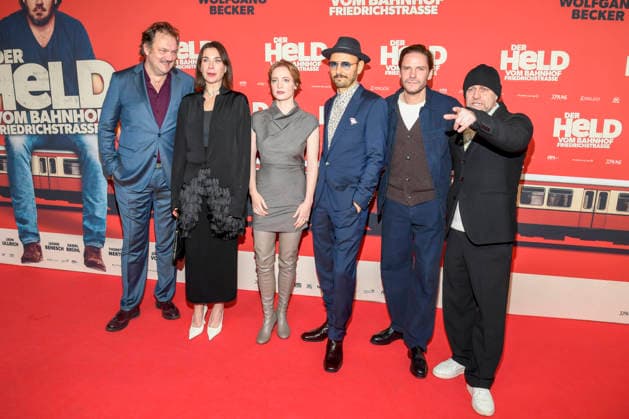 ABBberlin: Charly Huebner, Christiane Paul, Leonie Benesch, Leon Ullrich, Daniel Bruehl und Juergen Vogel zu Gast auf dem roten Teppich bei der Kino Weltpremiere des Films DER HELD VOM BAHNHOF FRIEDRICHSTRASSE im Delphi Filmpalast Berlin am 02.12.2025 Berlin Deutschland