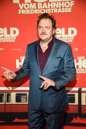 ABBberlin: Charly Hübner Huebner Schauspieler zu Gast auf dem roten Teppich bei der Kino Weltpremiere des Films DER HELD VOM BAHNHOF FRIEDRICHSTRASSE im Delphi Filmpalast Berlin am 02.12.2025 Berlin Deutschland