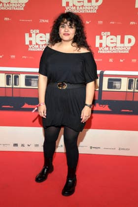 ABBberlin: Sara Fazilat zu Gast auf dem roten Teppich bei der Kino Weltpremiere des Films DER HELD VOM BAHNHOF FRIEDRICHSTRASSE im Delphi Filmpalast Berlin am 02.12.2025 Berlin Deutschland