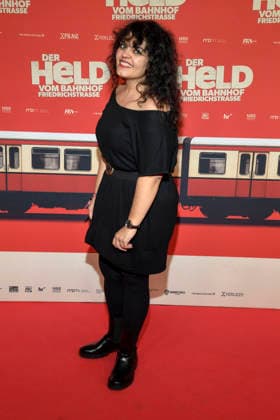 ABBberlin: Sara Fazilat zu Gast auf dem roten Teppich bei der Kino Weltpremiere des Films DER HELD VOM BAHNHOF FRIEDRICHSTRASSE im Delphi Filmpalast Berlin am 02.12.2025 Berlin Deutschland