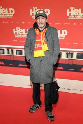 ABBberlin: Thorsten Merten Schauspieler Union Berlin Schal und Kappe zu Gast auf dem roten Teppich bei der Kino Weltpremiere des Films DER HELD VOM BAHNHOF FRIEDRICHSTRASSE im Delphi Filmpalast Berlin am 02.12.2025 Berlin Deutschland