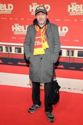 ABBberlin: Thorsten Merten Schauspieler Union Berlin Schal und Kappe zu Gast auf dem roten Teppich bei der Kino Weltpremiere des Films DER HELD VOM BAHNHOF FRIEDRICHSTRASSE im Delphi Filmpalast Berlin am 02.12.2025 Berlin Deutschland