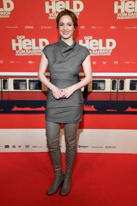 ABBberlin: Leonie Benesch Schauspielerin zu Gast auf dem roten Teppich bei der Kino Weltpremiere des Films DER HELD VOM BAHNHOF FRIEDRICHSTRASSE im Delphi Filmpalast Berlin am 02.12.2025 Berlin Deutschland
