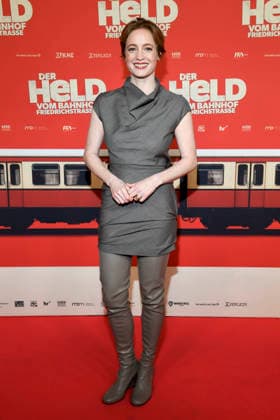 ABBberlin: Leonie Benesch Schauspielerin zu Gast auf dem roten Teppich bei der Kino Weltpremiere des Films DER HELD VOM BAHNHOF FRIEDRICHSTRASSE im Delphi Filmpalast Berlin am 02.12.2025 Berlin Deutschland