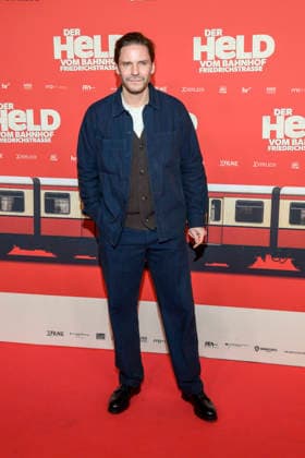 ABBberlin: Daniel Brühl Bruehl Schauspieler zu Gast auf dem roten Teppich bei der Kino Weltpremiere des Films DER HELD VOM BAHNHOF FRIEDRICHSTRASSE im Delphi Filmpalast Berlin am 02.12.2025 Berlin Deutschland