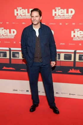 ABBberlin: Daniel Brühl Bruehl Schauspieler zu Gast auf dem roten Teppich bei der Kino Weltpremiere des Films DER HELD VOM BAHNHOF FRIEDRICHSTRASSE im Delphi Filmpalast Berlin am 02.12.2025 Berlin Deutschland