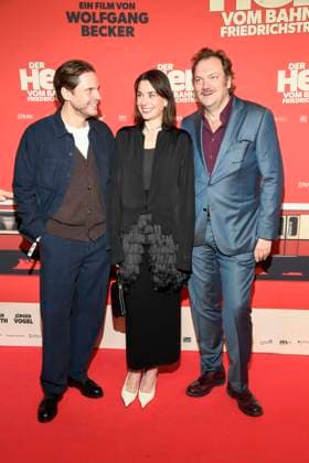 ABBberlin: Daniel Brühl Bruehl Christiane Paul und Charly Hübner Huebner Schauspieler zu Gast auf dem roten Teppich bei der Kino Weltpremiere des Films DER HELD VOM BAHNHOF FRIEDRICHSTRASSE im Delphi Filmpalast Berlin am 02.12.2025 Berlin Deutschland
