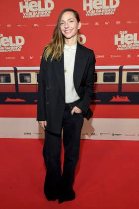 ABBberlin: Katharina Schüttler Schuettler Schauspielerin zu Gast auf dem roten Teppich bei der Kino Weltpremiere des Films DER HELD VOM BAHNHOF FRIEDRICHSTRASSE im Delphi Filmpalast Berlin am 02.12.2025 Berlin Deutschland
