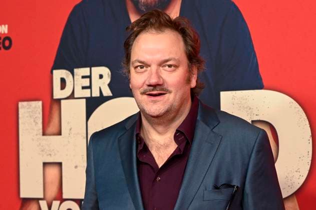 ABBberlin: Charly Hübner Huebner Schauspieler zu Gast auf dem roten Teppich bei der Kino Weltpremiere des Films DER HELD VOM BAHNHOF FRIEDRICHSTRASSE im Delphi Filmpalast Berlin am 02.12.2025 Berlin Deutschland