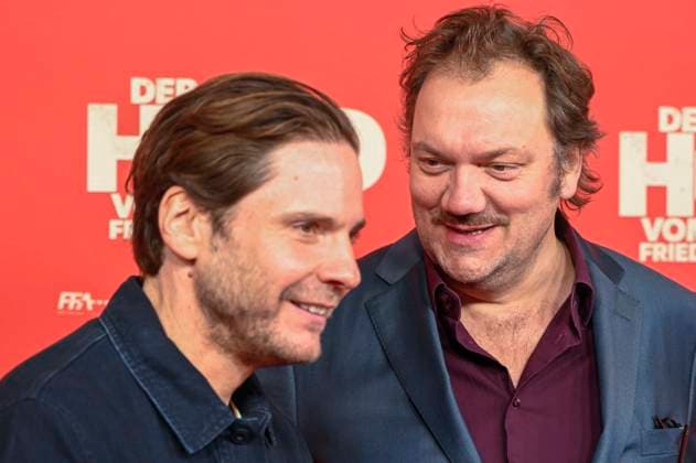 ABBberlin: Daniel Bruehl Brühl mit Charly Hübner Huebner Schauspieler zu Gast auf dem roten Teppich bei der Kino Weltpremiere des Films DER HELD VOM BAHNHOF FRIEDRICHSTRASSE im Delphi Filmpalast Berlin am 02.12.2025 Berlin Deutschland