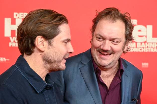 ABBberlin: Daniel Bruehl Brühl mit Charly Hübner Huebner Schauspieler zu Gast auf dem roten Teppich bei der Kino Weltpremiere des Films DER HELD VOM BAHNHOF FRIEDRICHSTRASSE im Delphi Filmpalast Berlin am 02.12.2025 Berlin Deutschland