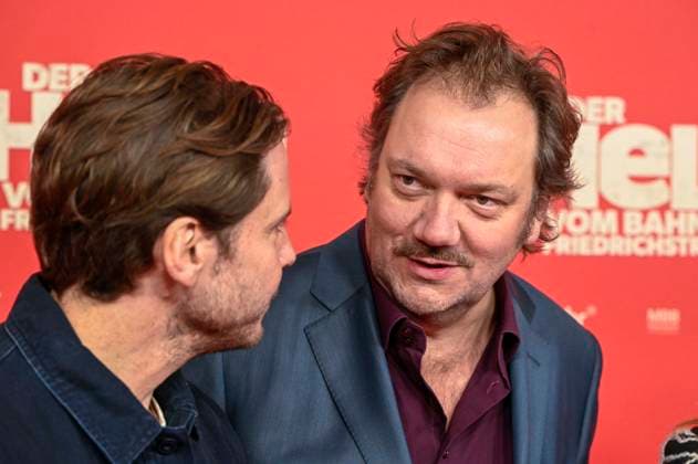 ABBberlin: Daniel Bruehl Brühl mit Charly Hübner Huebner Schauspieler zu Gast auf dem roten Teppich bei der Kino Weltpremiere des Films DER HELD VOM BAHNHOF FRIEDRICHSTRASSE im Delphi Filmpalast Berlin am 02.12.2025 Berlin Deutschland