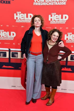 Adina Vetter und Adriana Altaras bei der Premiere von DER HELD VOM BAHNHOF FRIEDRICHSTRASSE im Delphi Filmpalast in Berlin 02.12.2025