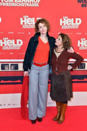 Adina Vetter und Adriana Altaras bei der Premiere von DER HELD VOM BAHNHOF FRIEDRICHSTRASSE im Delphi Filmpalast in Berlin 02.12.2025