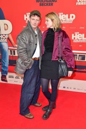 Hendrik Duryn und Rike Schmid bei der Premiere von DER HELD VOM BAHNHOF FRIEDRICHSTRASSE im Delphi Filmpalast in Berlin 02.12.2025