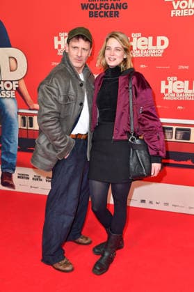 Hendrik Duryn und Rike Schmid bei der Premiere von DER HELD VOM BAHNHOF FRIEDRICHSTRASSE im Delphi Filmpalast in Berlin 02.12.2025
