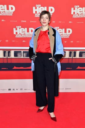 Florenze Schüssler bei der Premiere von DER HELD VOM BAHNHOF FRIEDRICHSTRASSE im Delphi Filmpalast in Berlin 02.12.2025