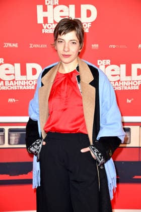 Florenze Schüssler bei der Premiere von DER HELD VOM BAHNHOF FRIEDRICHSTRASSE im Delphi Filmpalast in Berlin 02.12.2025