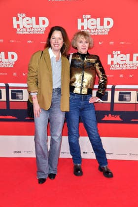 Sandrine Mittelstaedt und Rosa Enskat bei der Premiere von DER HELD VOM BAHNHOF FRIEDRICHSTRASSE im Delphi Filmpalast in Berlin 02.12.2025