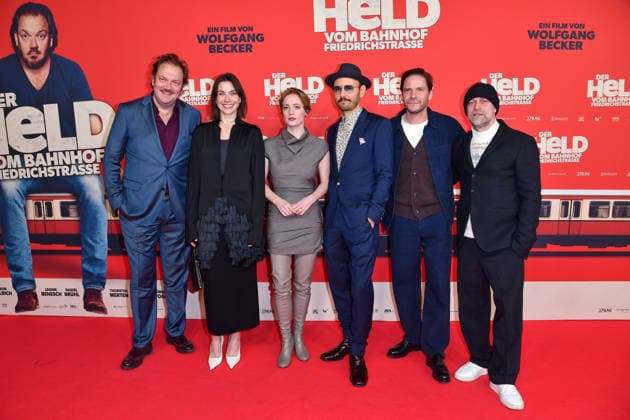 Charly Hübner, Christiane Paul, Leonie Benesch, Leon Ullrich, Daniel Brühl und Jürgen Vogel bei der Premiere von DER HELD VOM BAHNHOF FRIEDRICHSTRASSE im Delphi Filmpalast in Berlin 02.12.2025