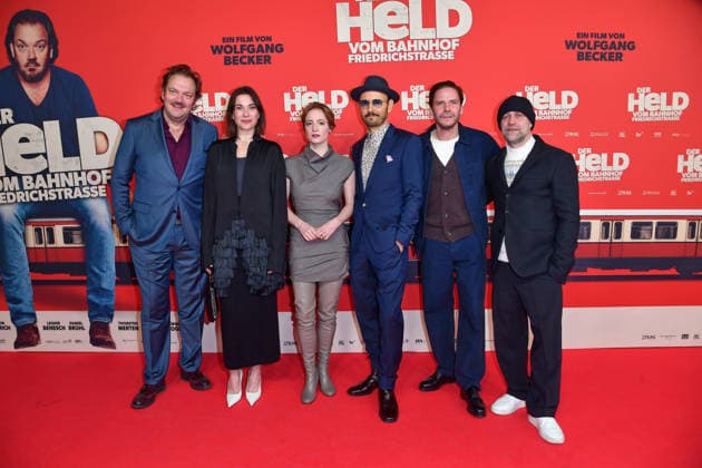 Charly Hübner, Christiane Paul, Leonie Benesch, Leon Ullrich, Daniel Brühl und Jürgen Vogel bei der Premiere von DER HELD VOM BAHNHOF FRIEDRICHSTRASSE im Delphi Filmpalast in Berlin 02.12.2025