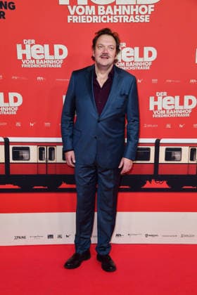 Charly Hübner bei der Premiere von DER HELD VOM BAHNHOF FRIEDRICHSTRASSE im Delphi Filmpalast in Berlin 02.12.2025