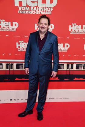 Charly Hübner bei der Premiere von DER HELD VOM BAHNHOF FRIEDRICHSTRASSE im Delphi Filmpalast in Berlin 02.12.2025