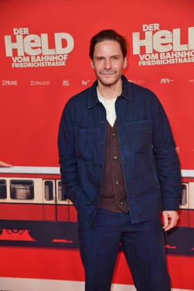 Daniel Bruehl bei der Premiere von DER HELD VOM BAHNHOF FRIEDRICHSTRASSE im Delphi Filmpalast in Berlin 02.12.2025