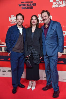 Daniel Brühl, Christiane Paul und Charly Hübner bei der Premiere von DER HELD VOM BAHNHOF FRIEDRICHSTRASSE im Delphi Filmpalast in Berlin 02.12.2025
