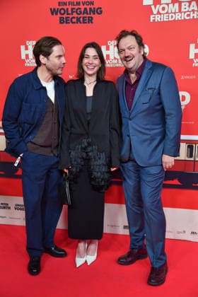 Daniel Brühl, Christiane Paul und Charly Hübner bei der Premiere von DER HELD VOM BAHNHOF FRIEDRICHSTRASSE im Delphi Filmpalast in Berlin 02.12.2025