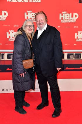 Manuela Stehr und Stefan Arndt bei der Premiere von DER HELD VOM BAHNHOF FRIEDRICHSTRASSE im Delphi Filmpalast in Berlin 02.12.2025