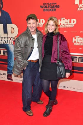 Hendrik Duryn und Rike Schmid bei der Premiere von DER HELD VOM BAHNHOF FRIEDRICHSTRASSE im Delphi Filmpalast in Berlin 02.12.2025