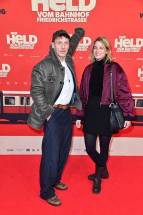 Hendrik Duryn und Rike Schmid bei der Premiere von DER HELD VOM BAHNHOF FRIEDRICHSTRASSE im Delphi Filmpalast in Berlin 02.12.2025