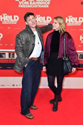 Hendrik Duryn und Rike Schmid bei der Premiere von DER HELD VOM BAHNHOF FRIEDRICHSTRASSE im Delphi Filmpalast in Berlin 02.12.2025