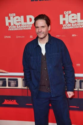 Daniel Bruehl bei der Premiere von DER HELD VOM BAHNHOF FRIEDRICHSTRASSE im Delphi Filmpalast in Berlin 02.12.2025