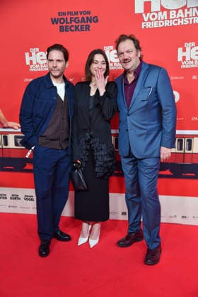 Daniel Brühl, Christiane Paul und Charly Hübner bei der Premiere von DER HELD VOM BAHNHOF FRIEDRICHSTRASSE im Delphi Filmpalast in Berlin 02.12.2025