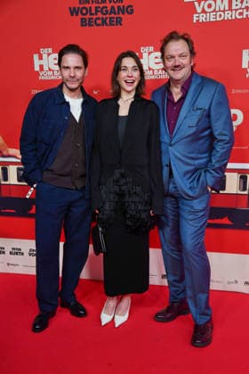 Daniel Brühl, Christiane Paul und Charly Hübner bei der Premiere von DER HELD VOM BAHNHOF FRIEDRICHSTRASSE im Delphi Filmpalast in Berlin 02.12.2025