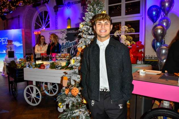 ABBkoeln: Maurice Fuchs Saenger Musiker zu Gast auf Katys X Mas Wonderland Weihnachts Party in der Wolkenburg am 02.12.2025 in Koeln NRW Deutschland